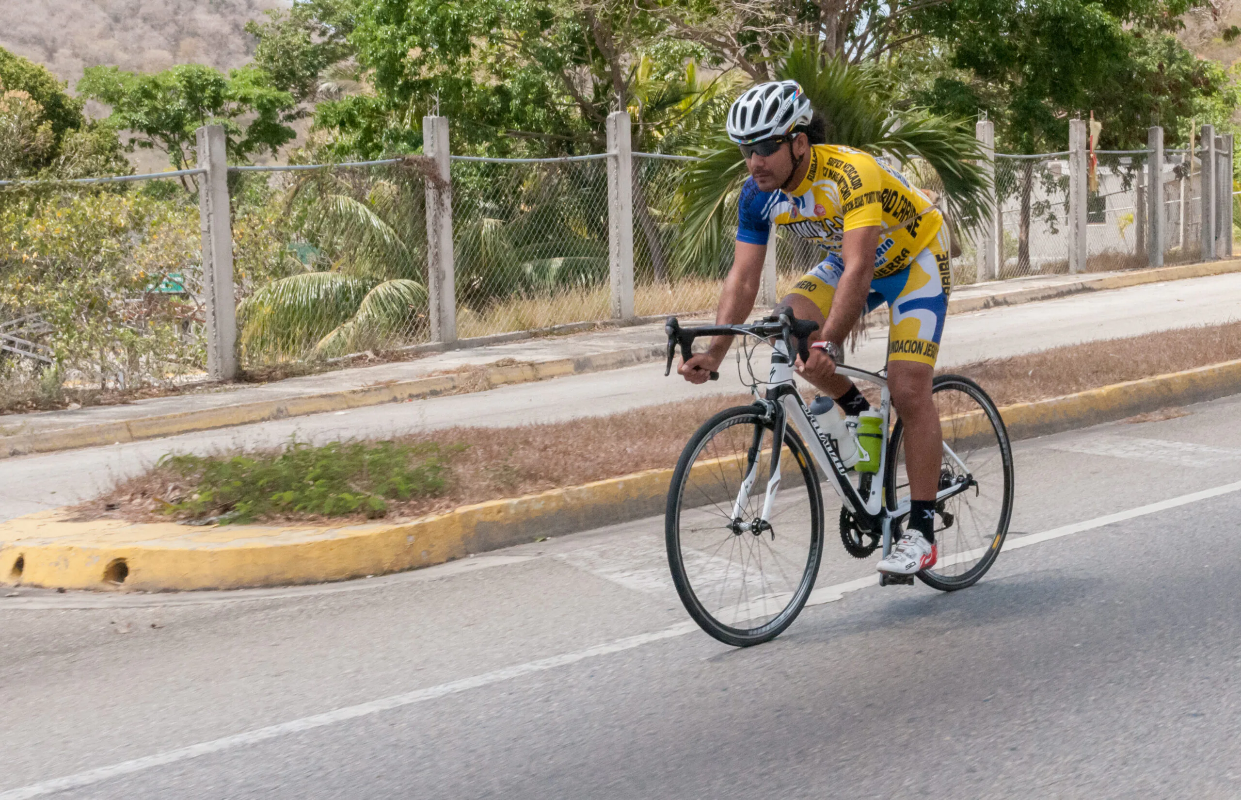 Ciclista pedalando em bicicleta de estrada.