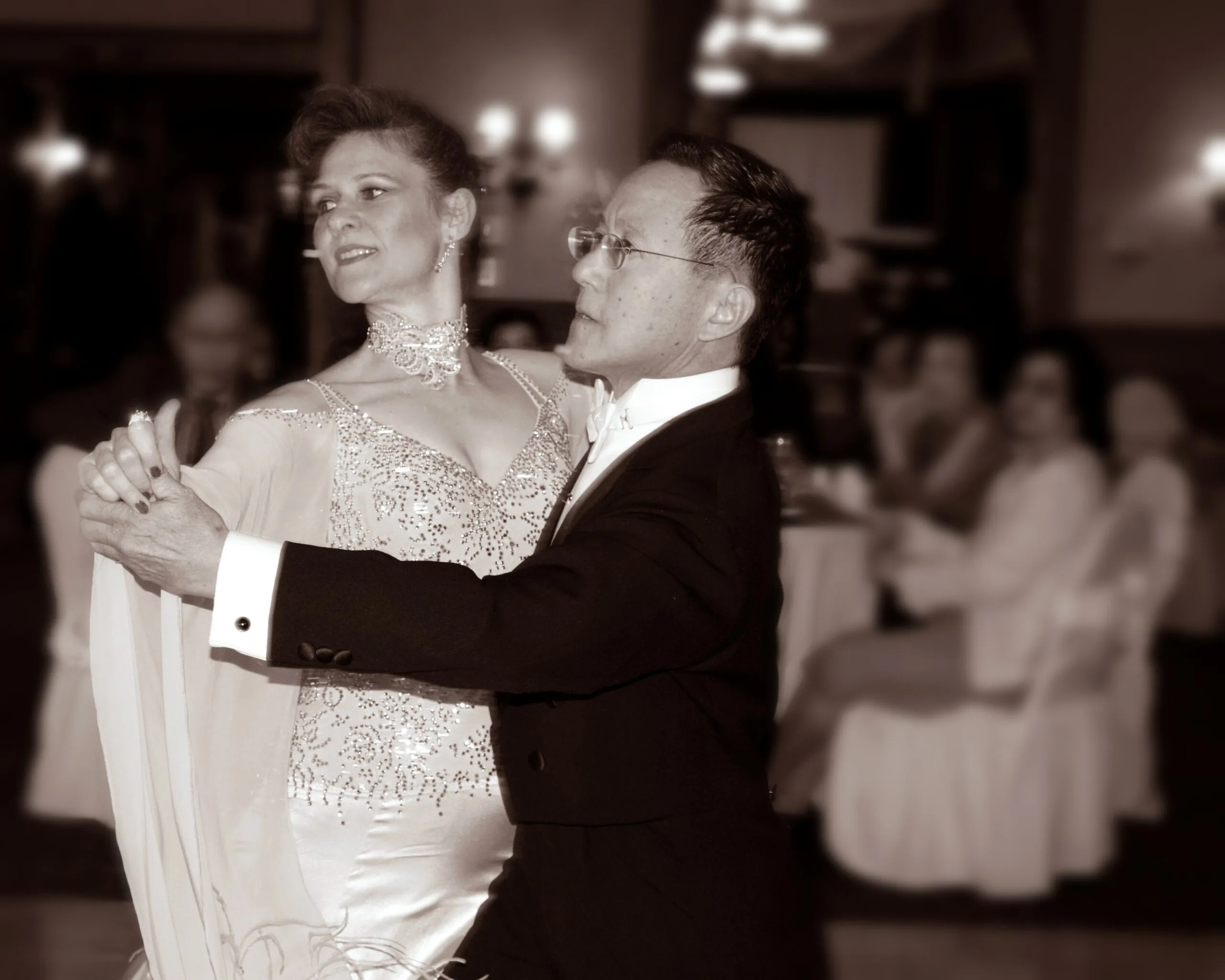 Casal praticando dança de salão