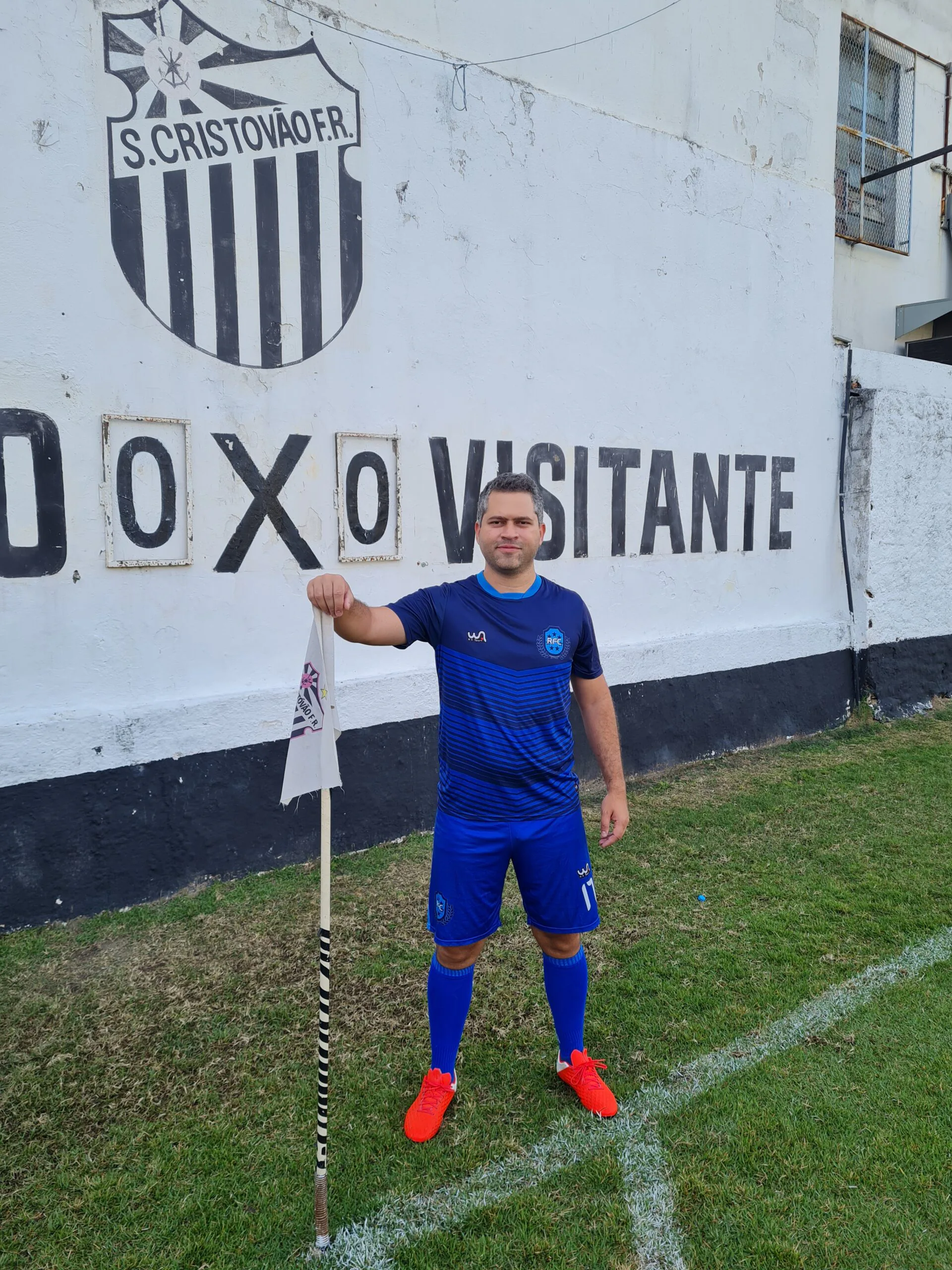 Dr. Juan Aquino no campo do São Cristóvão, ao lado da bandeirinha de escanteio.