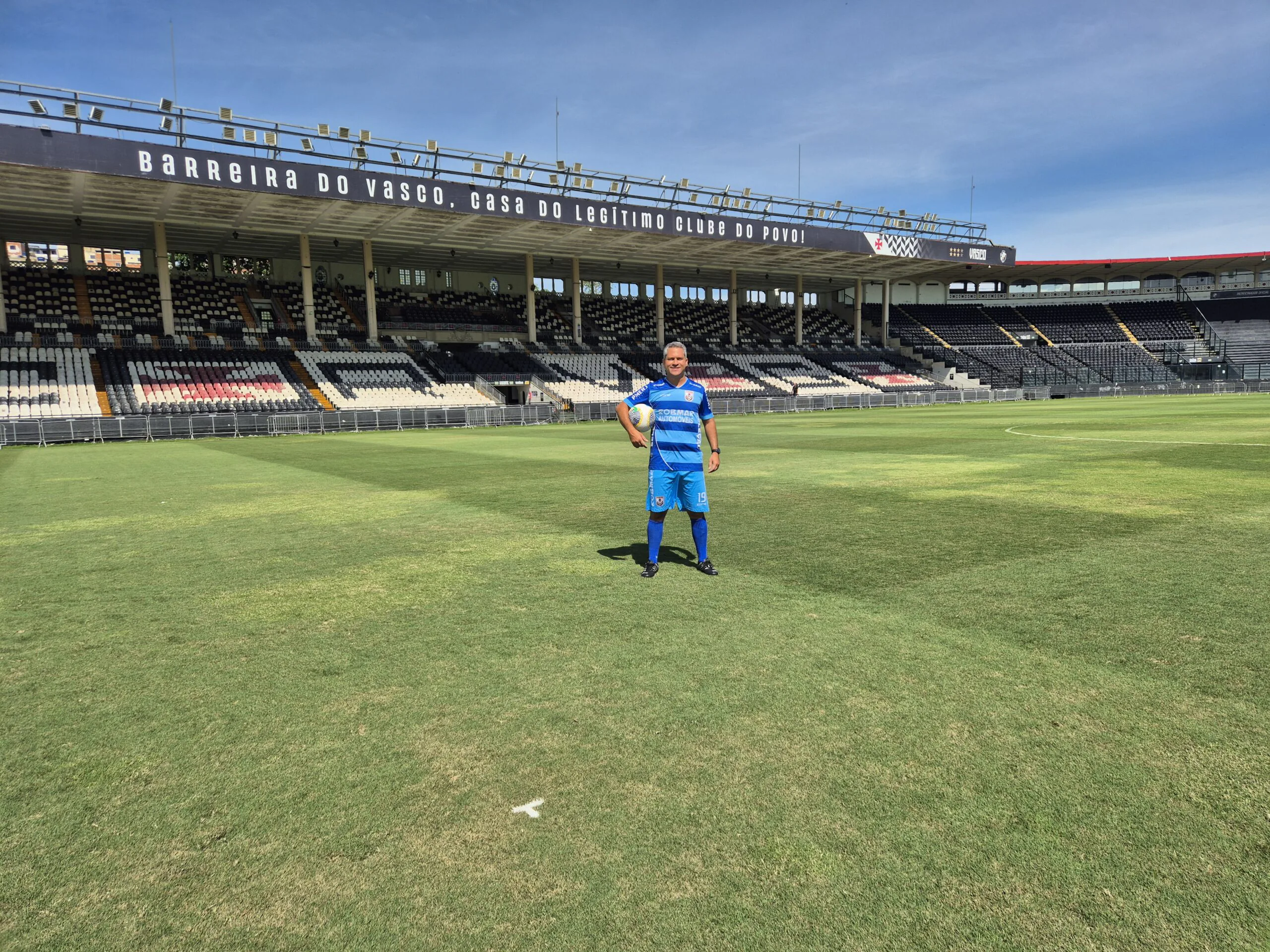 Dr. Juan Aquino no gramado de São Januário, estádio do Vasco, em dia de jogo.