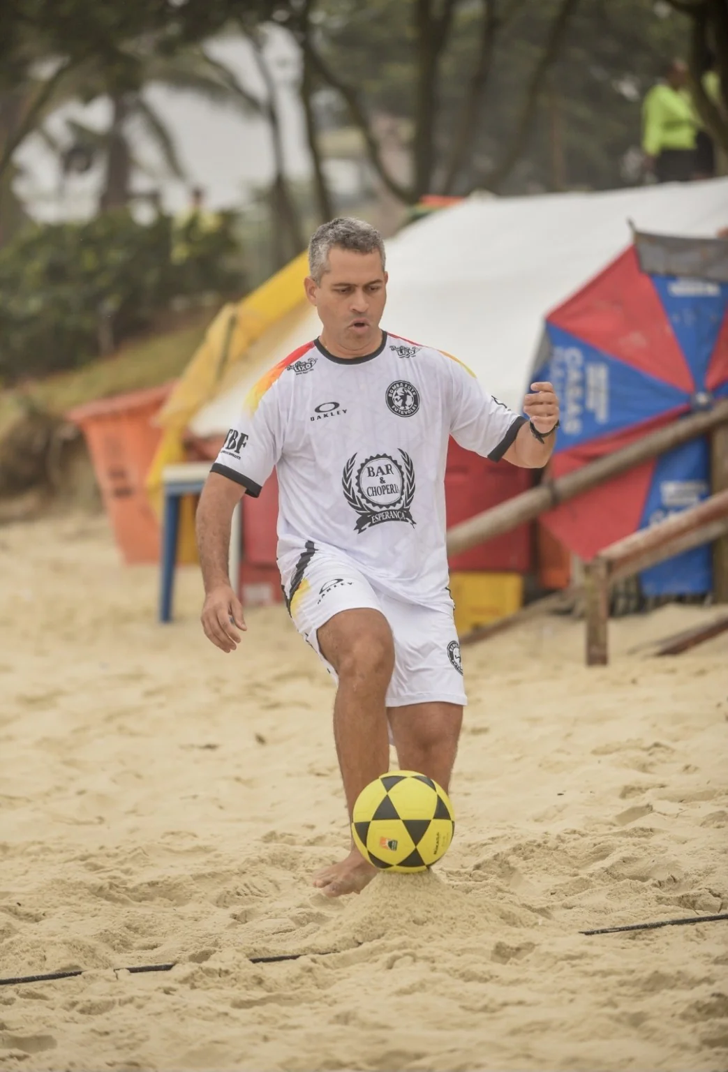 Dr. Juan Aquino jogando futevôlei durante torneio na Rede do Bombafut, do Flávio Velasco (Bombeiro), no Posto 6 da Barra da Tijuca.