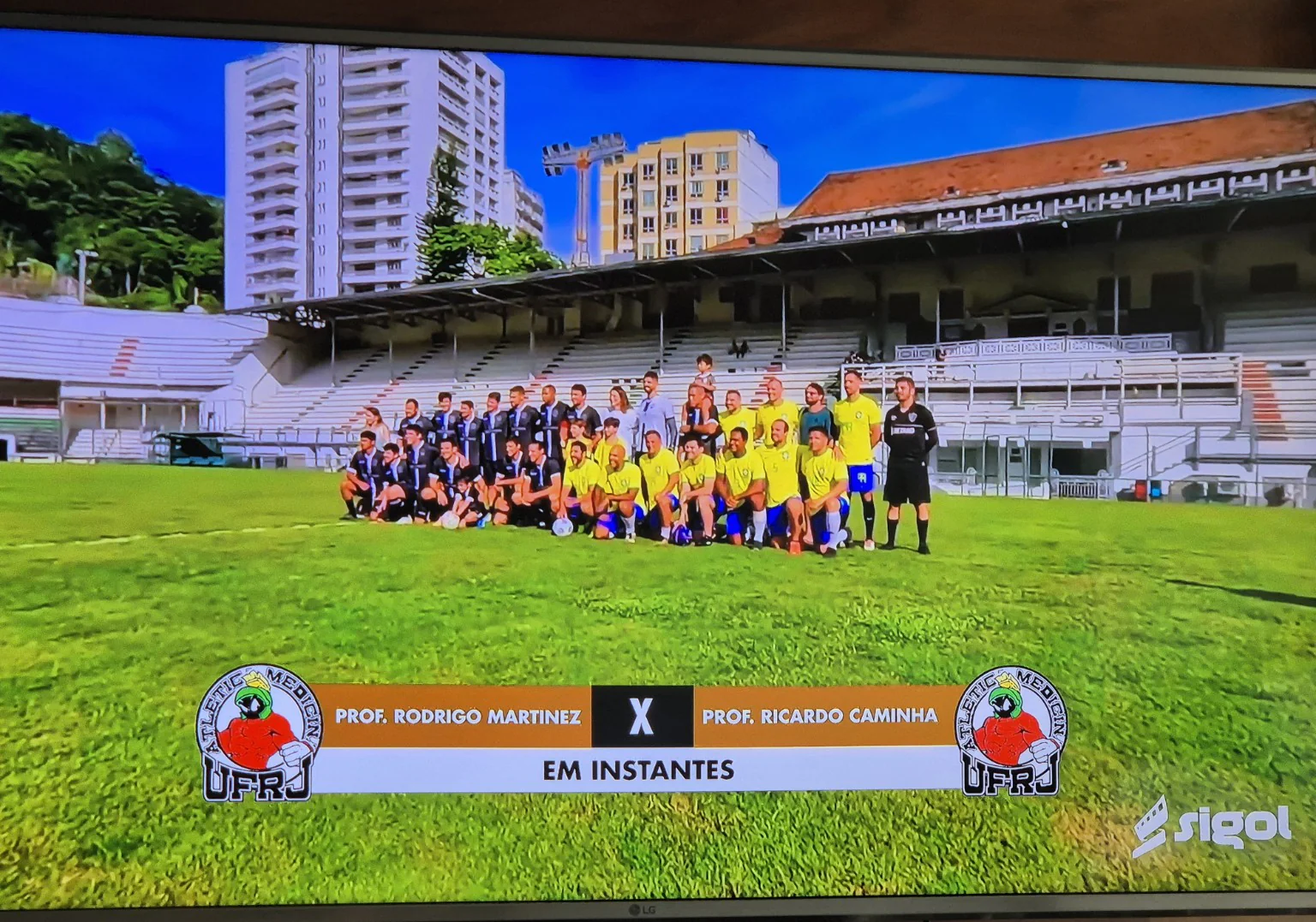 Equipes reunidas no estádio das Laranjeiras, do Fluminense, em confraternização de fim de ano entre médicos.