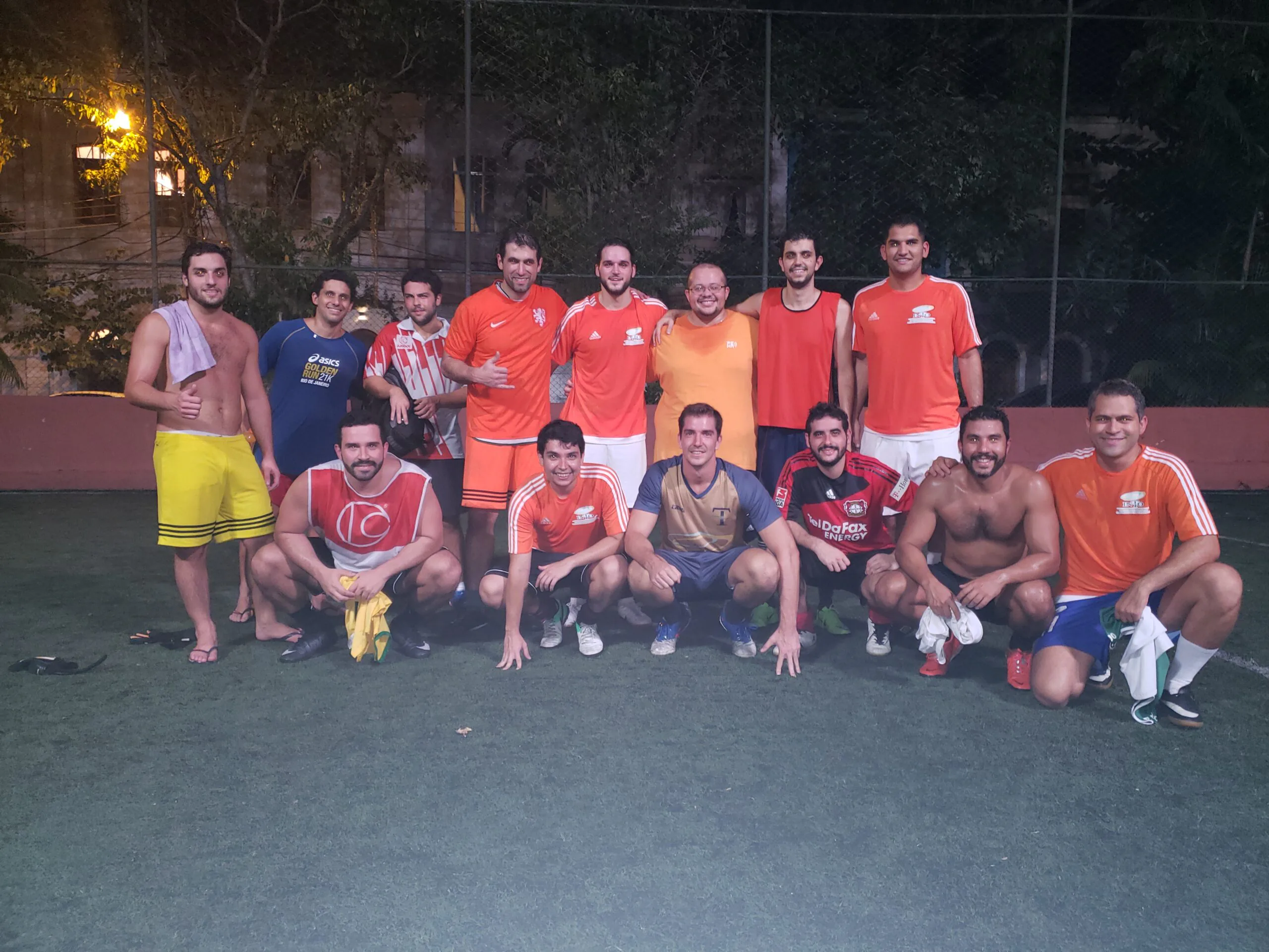 Médicos reunidos para o amistoso de futebol society INTO contra INCA, antes da Ortocopa.
