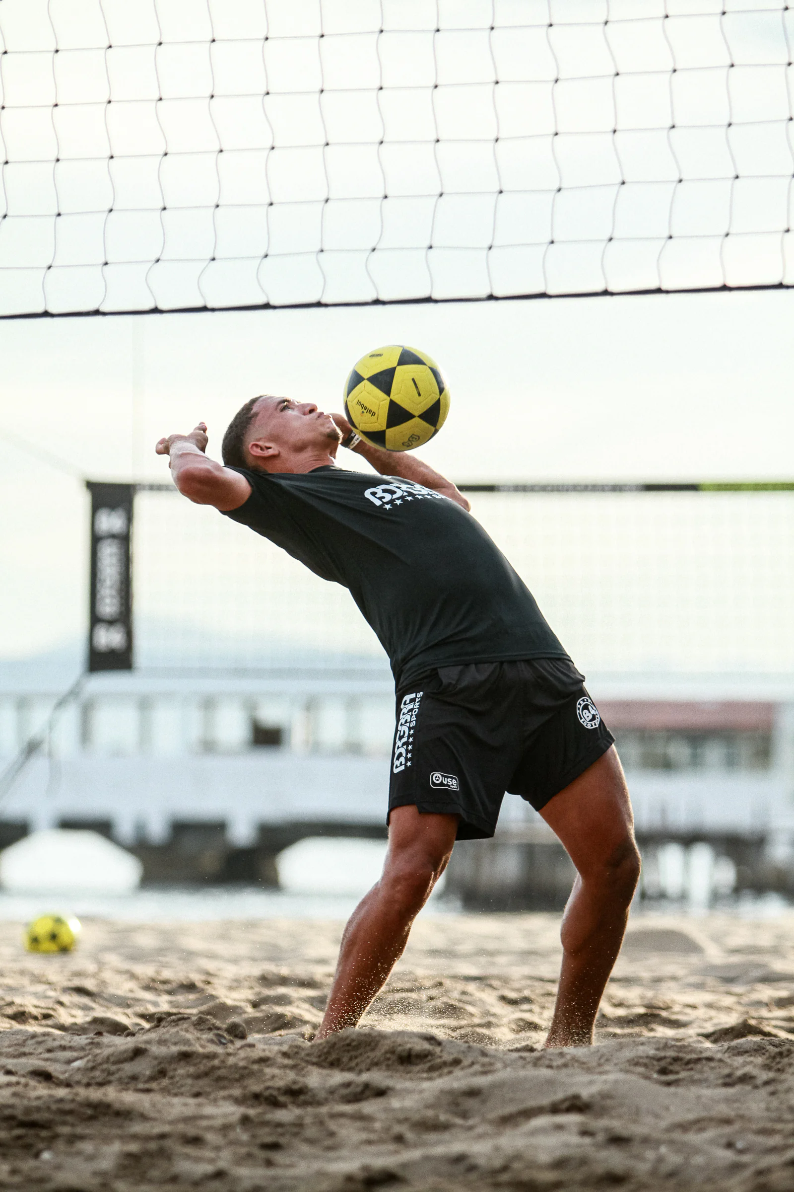Fotografia de jogador de futevôlei controlando a bola com o peito durante treino na praia, no Rio de Janeiro. Foto: Felipe Bezerra.