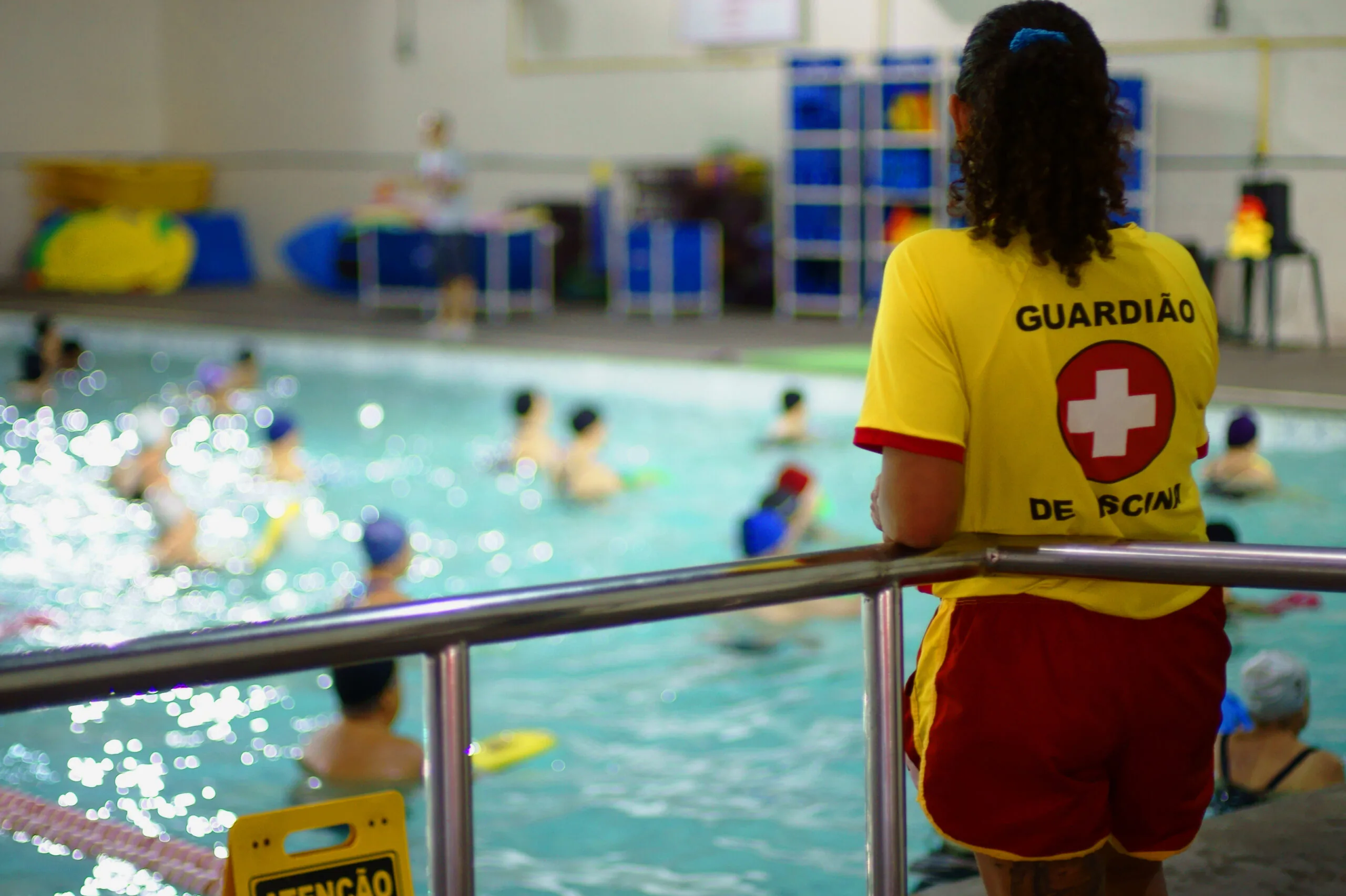 Aula de hidroginástica em piscina