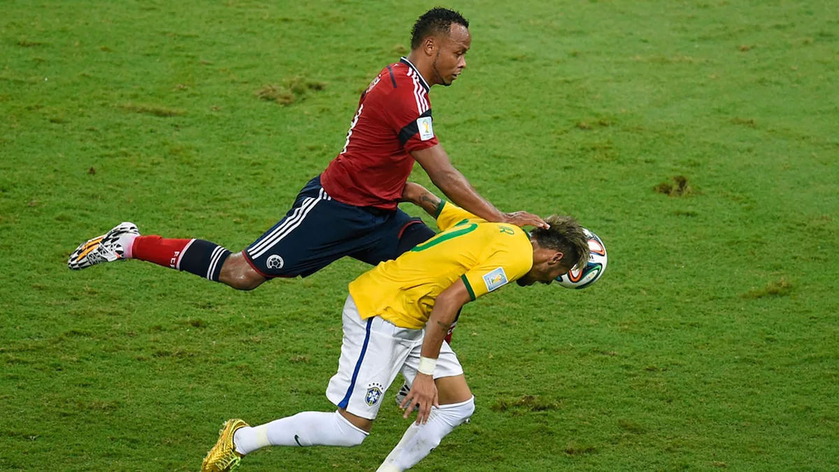 Zúñiga atinge Neymar com o joelho nas costas durante Brasil x Colômbia, na Copa do Mundo de 2014.