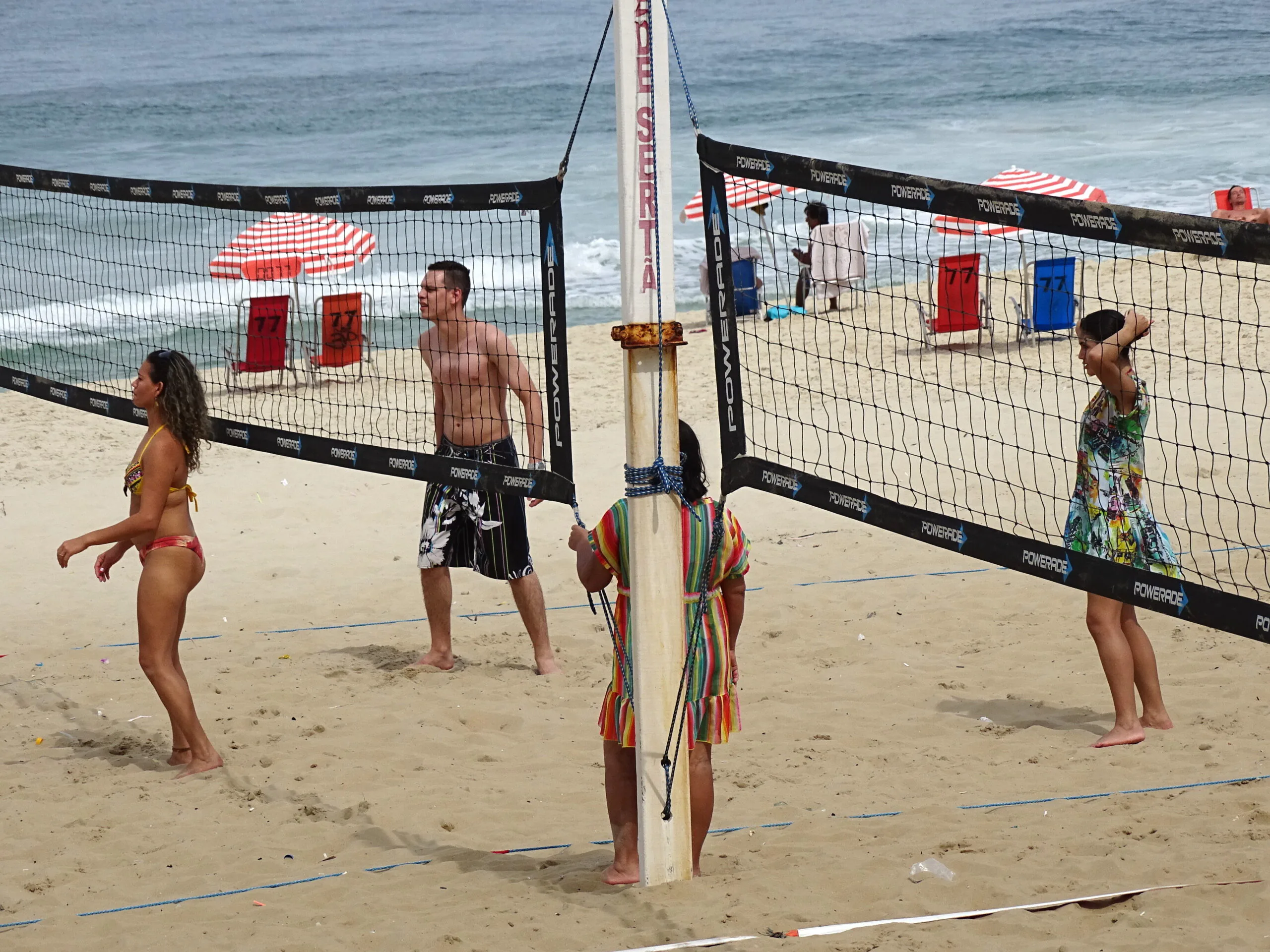 Partida de vôlei na praia de Ipanema, no Rio de Janeiro.